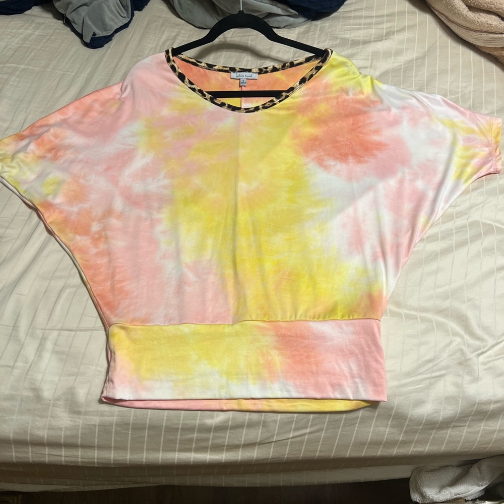 Short sleeve tie dye knit v neck